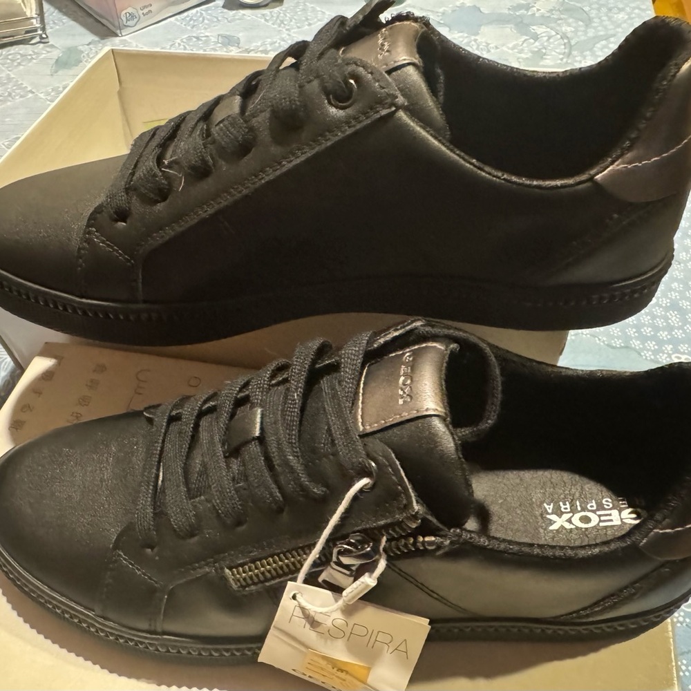 Geox Women’s Black walking shoe with Zipper Detail